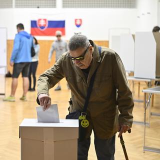Un homme vote pour les élections présidentielles à Bratislava en Slovaquie. [AP Photo/Keystone - Denes Erdos]