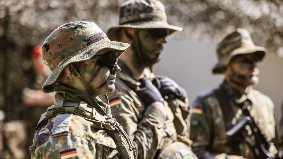 En Allemagne, les conservateurs votent pour le retour d'un service militaire. [Keystone - Oliver Berg]