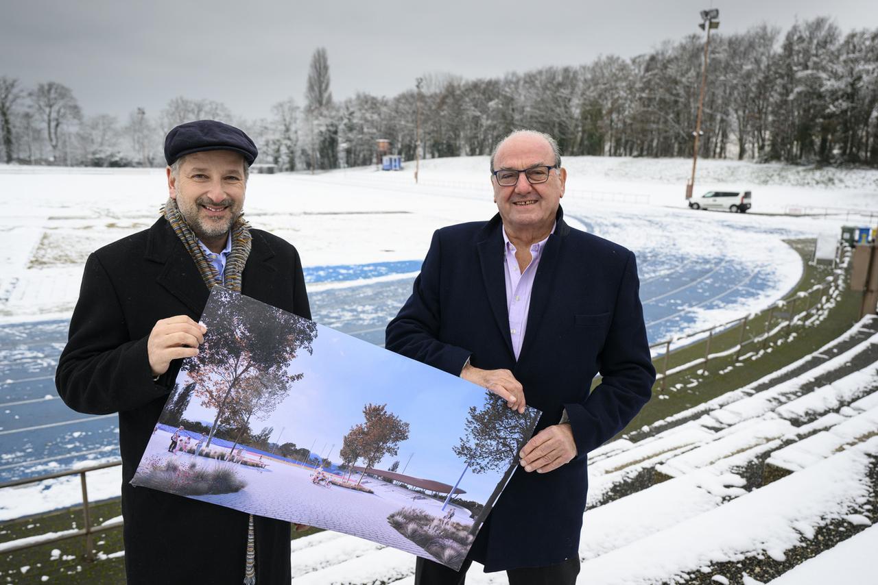 Le syndic de Lausanne Grégoire Junod et le directeur d'Athletissima Jacky Delapierre posent avec le projet du futur stade Pierre-de-Coubertin. [Keystone - Laurent Gilliéron]