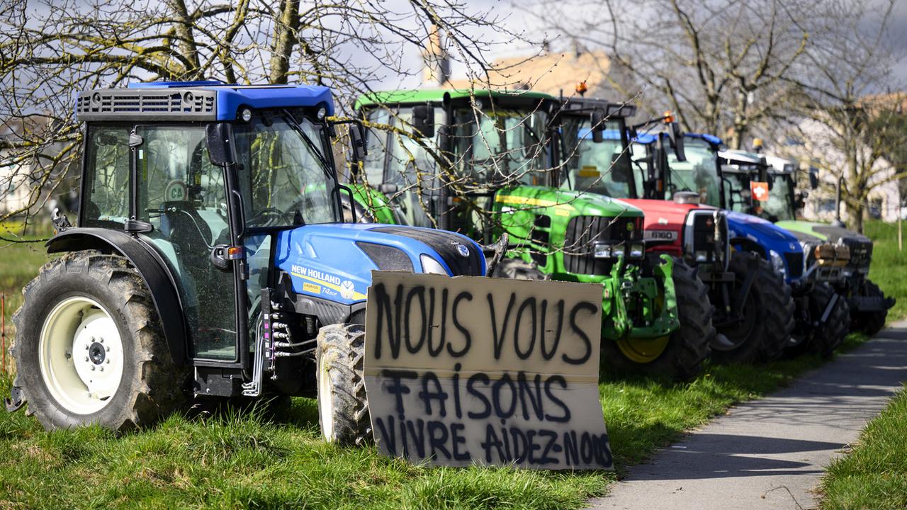 Le mouvement Révolte agricole Jura récolte des signatures pour une lettre ouverte destinée aux membres du gouvernement jurassien. [Keystone - Laurent Gilliéron]