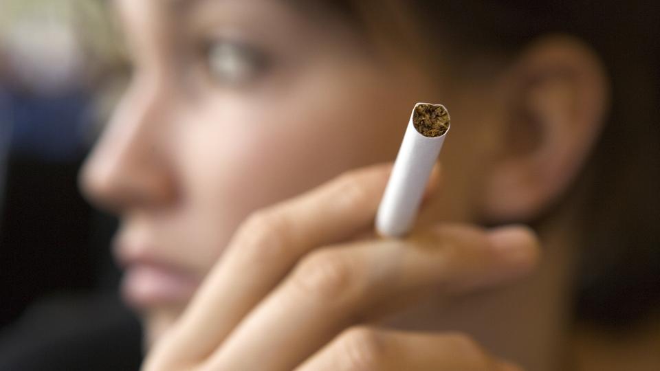 Au Royaume-Uni, environ 12% des jeunes de 16 et 17 ans sont fumeurs. [KEYSTONE - MARTIN RUETSCHI]