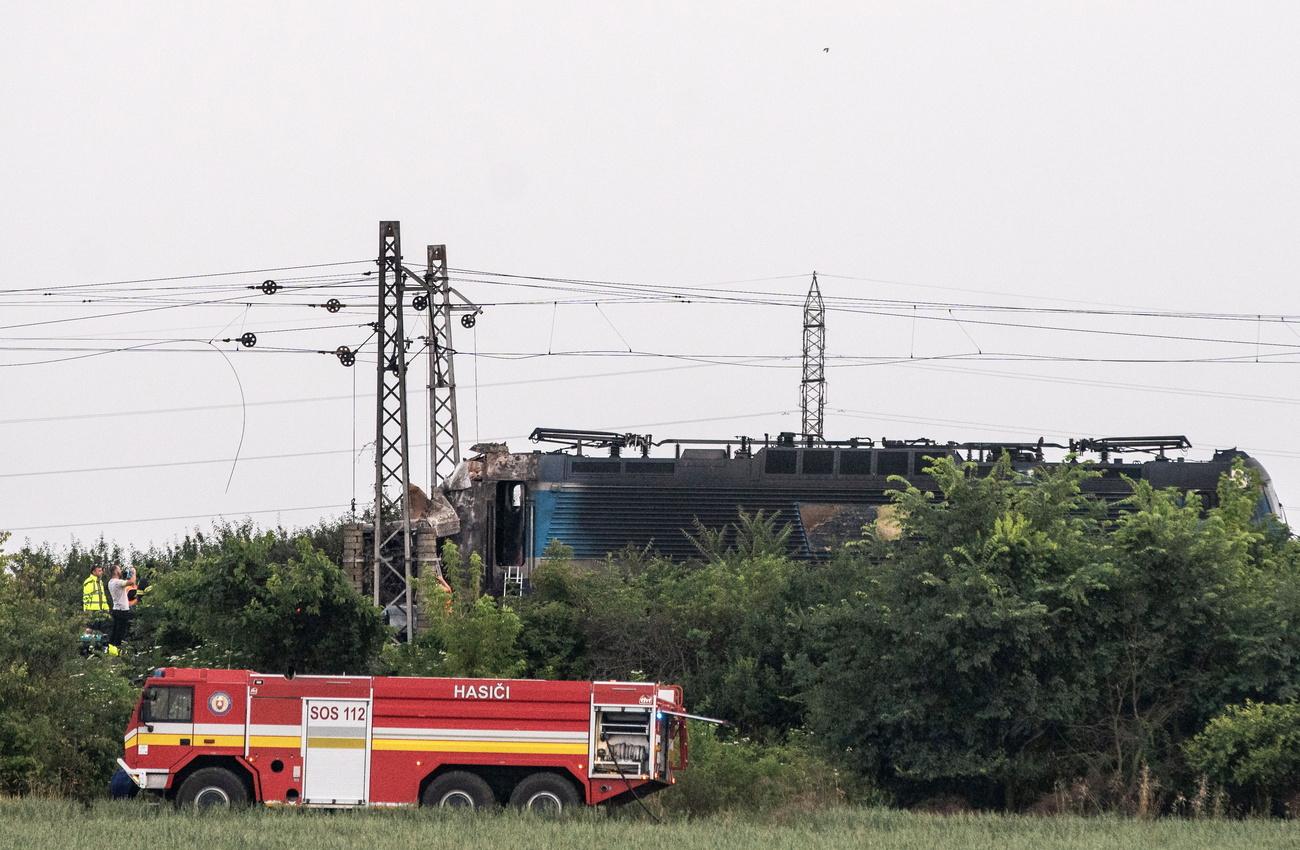 Les pompiers ont dû éteindre le feu qui s'est déclaré sur la locomotive. [KEYSTONE - JAKUB GAVLAK]