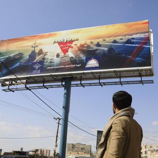 Un panneau d'affichage au Yémen dépeint la promesse des rebelles houthis d'attaquer le commerce maritime international en Mer Rouge "en soutien" aux Palestiniens de Gaza. [Keystone/EPA - Yahya Arhab]