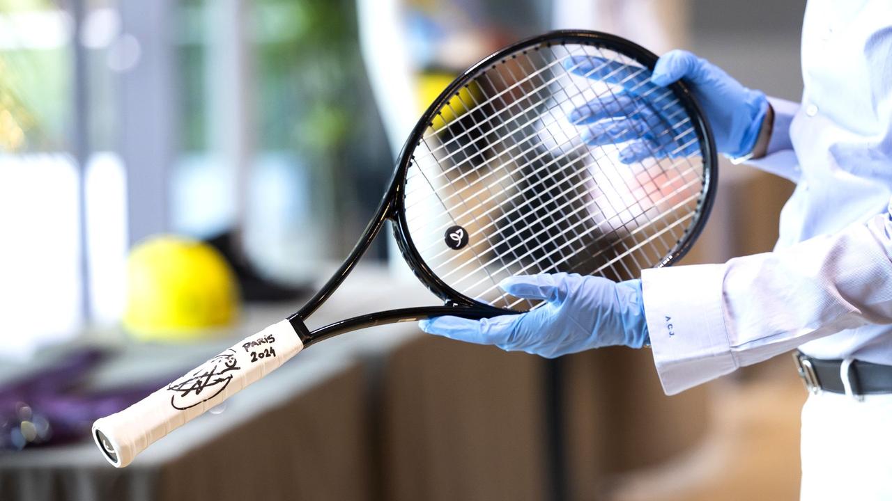 La raquette de Novak Djokovic avec laquelle il est devenu médaillé d'or aux Jeux olympiques de Paris.