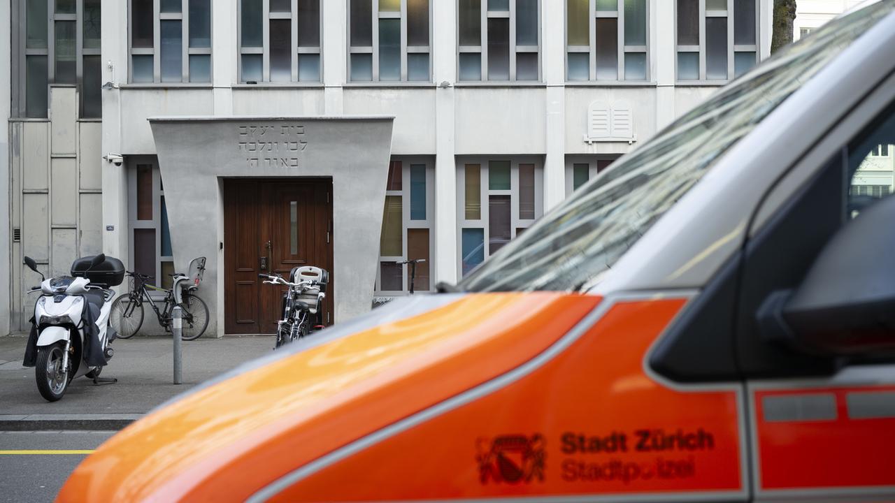 Un véhicule de la police municipale de Zurich stationné devant la synagogue Agudas Achim à Wiedikon en mars 2024. [Keystone - Ennio Leanza]