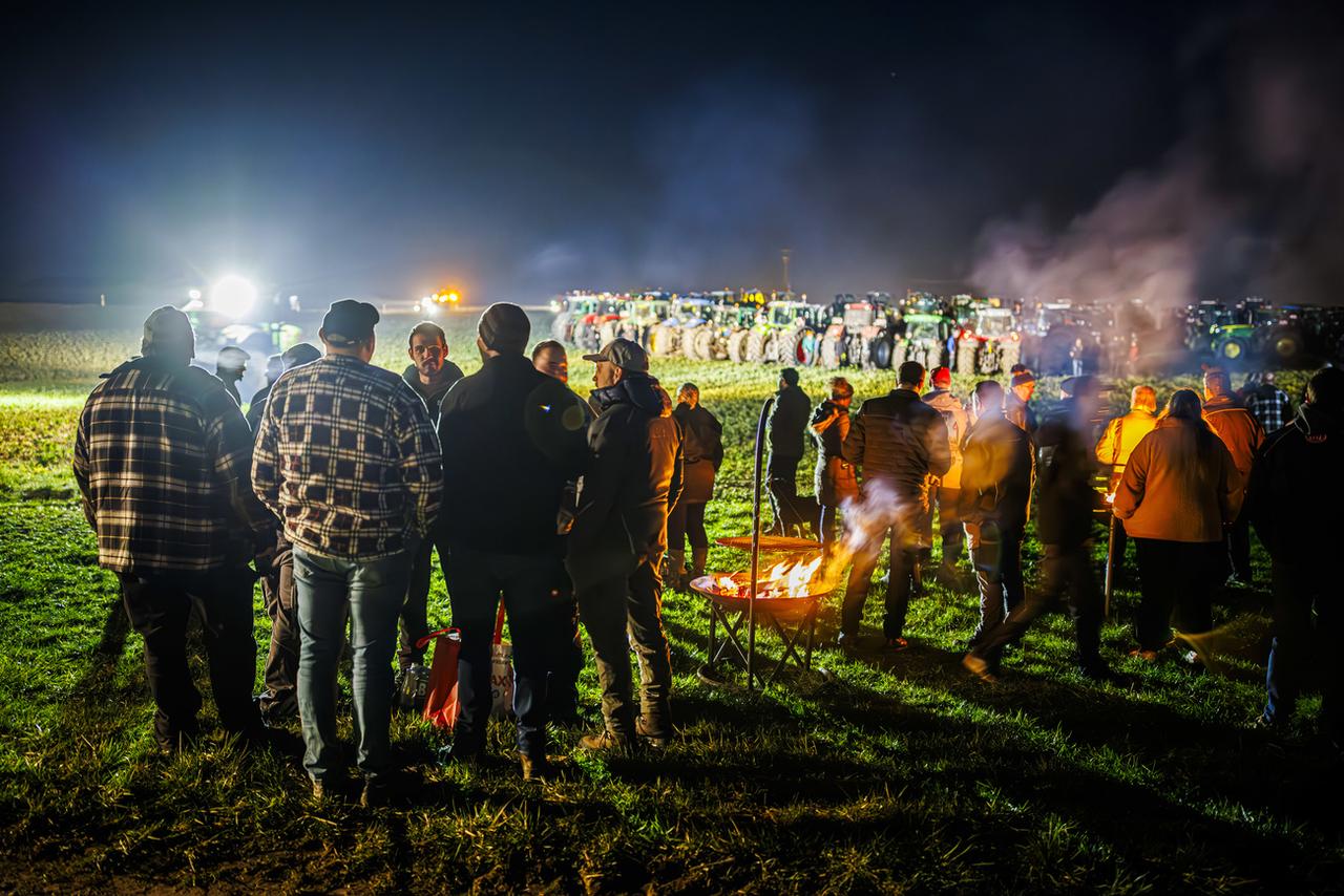 Des agriculteurs ont également grillé des saucisses. [KEYSTONE - VALENTIN FLAURAUD]