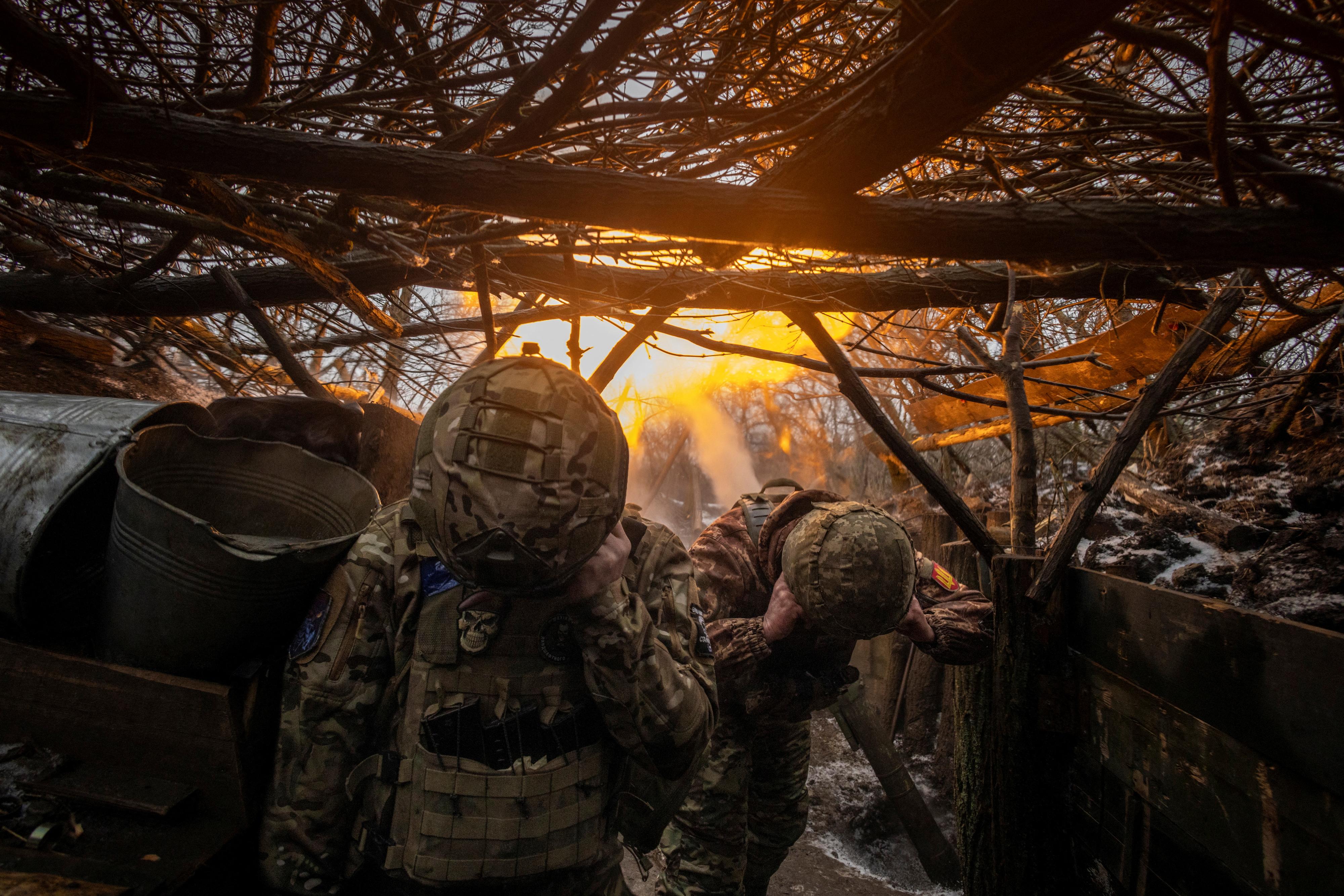 Des soldats ukrainiens tirent au mortier sur des positions russes dans la région de Donetsk, le 26 janvier 2024 (image d'illustration). [REUTERS - Thomas Peter]