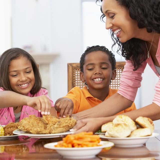 Vac 1/5: Une femme fait à manger pour des enfants. [Depositphotos - monkeybusiness]