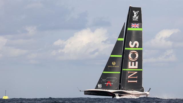 Le voilier de course INEOS Britannia a éliminé Alinghi. [Keystone/EPA - Toni Albir]