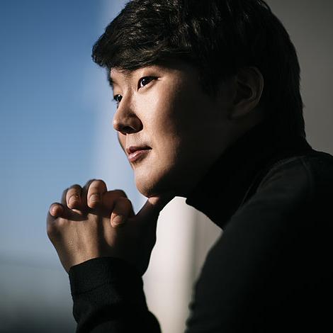 Seong-Jin Cho. [seongjin-cho.com - ©Christoph Koestlin/Deutsche Grammophon]