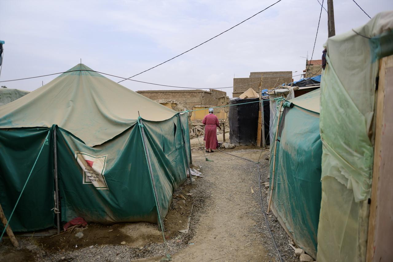 Une femme près d'une maison temporaire à Douar Ben Hassan, près d'Amizmiz. [KEYSTONE - JALAL MORCHIDI]