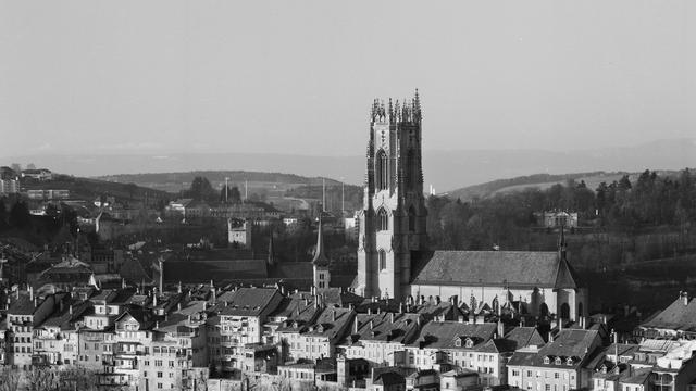 Paysage avec vue sur la cathédrale Saint-Nicolas [Bibliothèque cantonale et universitaire de Fribourg, Fonds Leo et Micheline Hilber]