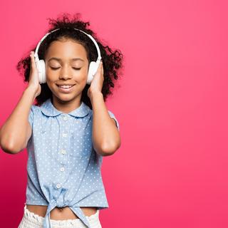 Enfant qui écoute de la musique [Depositphotos - IgorVetushko]