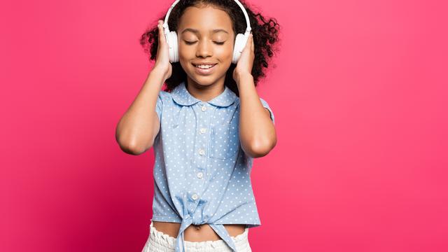 Enfant qui écoute de la musique [Depositphotos - IgorVetushko]