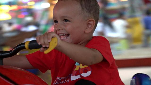 Une école pour Théo, un job pour papa 6-6