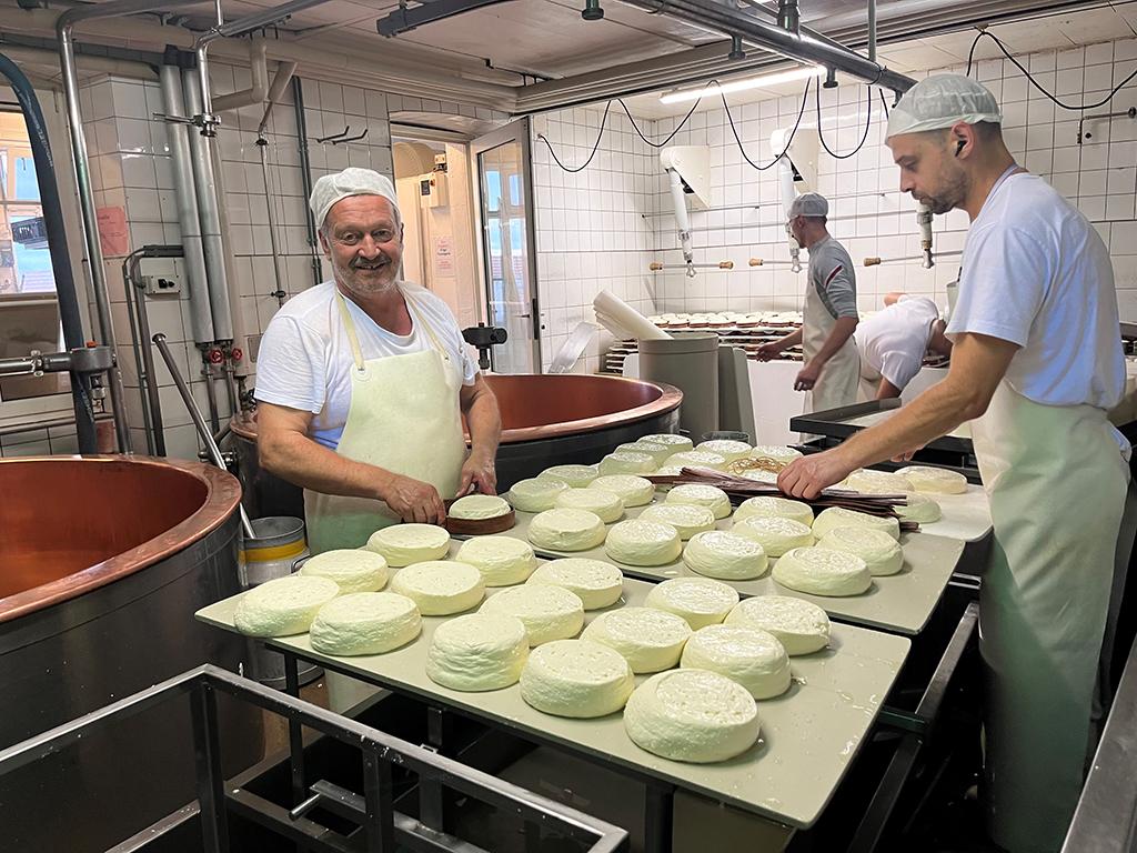 Christian Mignot et ses employés dans la fromagerie de Saint-George. [RTS - Céline Tzaud]