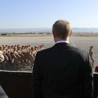 Le Président russe Vladimir Poutine regarde des soldats passés, sur la base militaire de Hmeymin dans la province de Latakia en Syrie, le 11 décembre 2017 (image d'illustration). [Reuters - Sputnik/Mikhail Klimentyev/Sputnik]