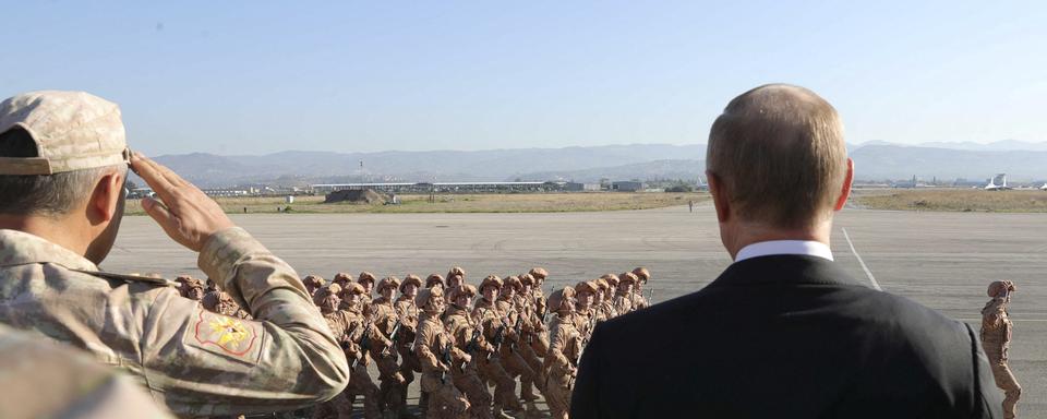 Le Président russe Vladimir Poutine regarde des soldats passés, sur la base militaire de Hmeymin dans la province de Latakia en Syrie, le 11 décembre 2017 (image d'illustration). [Reuters - Sputnik/Mikhail Klimentyev/Sputnik]