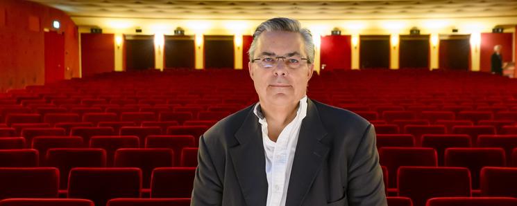 Frédéric Maire, directeur de la Cinémathèque suisse, pose dans la salle Freddy Buache du cinéma Capitole à Lausanne après sa rénovation le vendredi 9 février 2024. [Keystone - Jean-Christophe Bott]