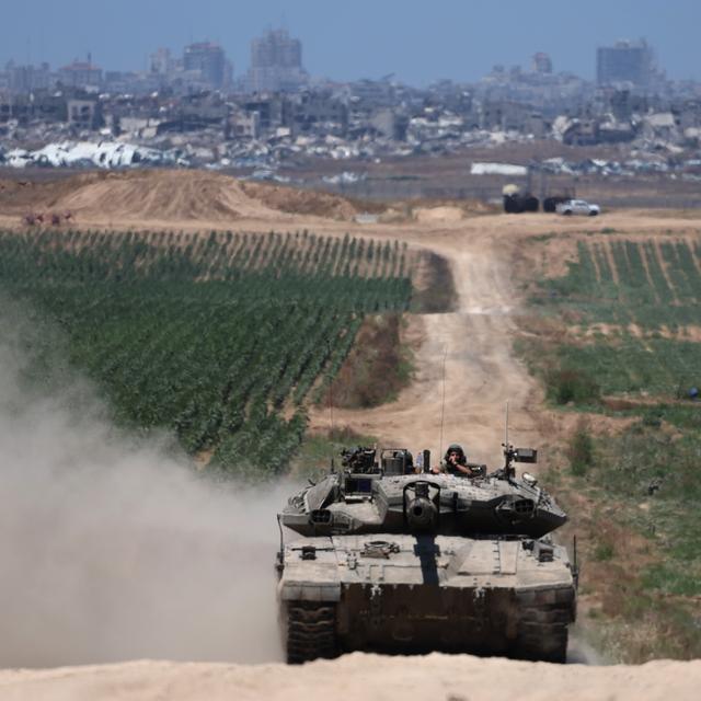 Les chars d'assaut de Tsahal continuent d'écraser Gaza. [Keystone/EPA - Atef Safadi]
