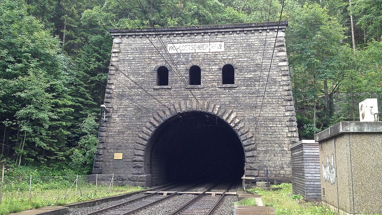 Des fissures apparaissent dans le nouveau béton du tunnel de faîte du Lötschberg. [Wikimedia commons - Adrian Michael]