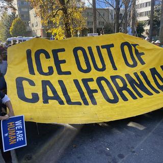 Le retour de Donald Trump à la Maison-Blanche inquiète les défenseurs des sans-papiers californiens, ici une manifestation de soutien à Sacramento. [AP Photo / Keystone - Haven Daley]