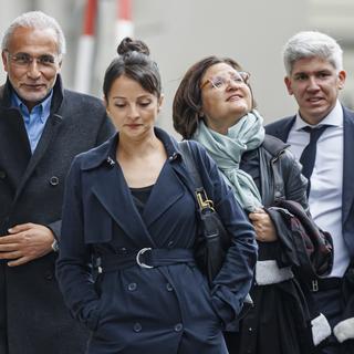Tariq Ramadan arrive au tribunal avec ses avocats: Nabila Asmane, Yaël Hayat et Guerric Canonica. [Keystone - Valentin Flauraud]