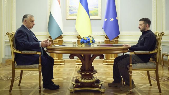 Le Premier ministre hongrois Viktor Orban et le président ukrainien Volodymyr Zelensky, le 2 juillet à Kiev. [Keystone - Ukrainian Presidential Press Office via AP]