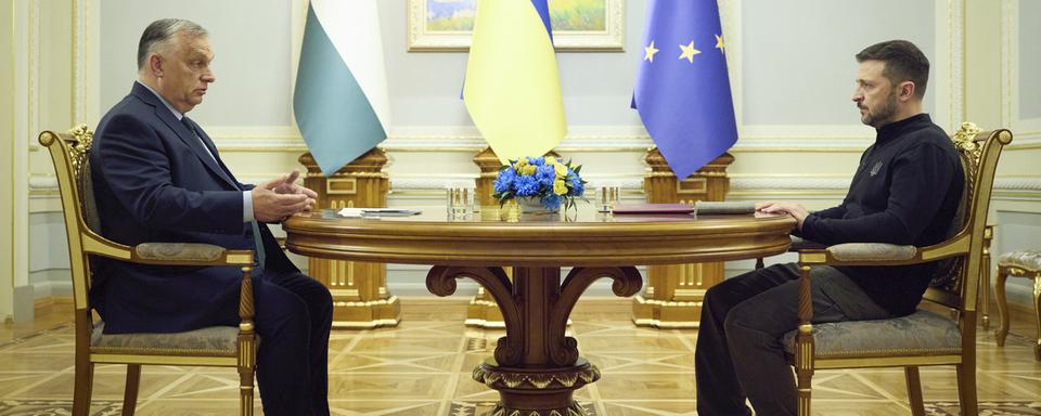 Le Premier ministre hongrois Viktor Orban et le président ukrainien Volodymyr Zelensky, le 2 juillet à Kiev. [Keystone - Ukrainian Presidential Press Office via AP]