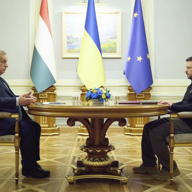 Le Premier ministre hongrois Viktor Orban et le président ukrainien Volodymyr Zelensky, le 2 juillet à Kiev. [Keystone - Ukrainian Presidential Press Office via AP]