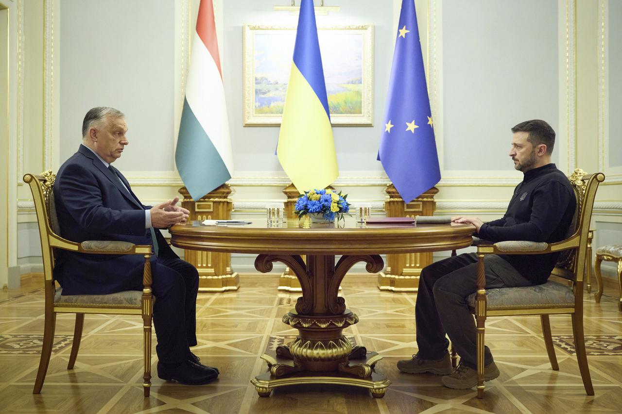 Le Premier ministre hongrois Viktor Orban et le président ukrainien Volodymyr Zelensky, le 2 juillet à Kiev. [Keystone - Ukrainian Presidential Press Office via AP]