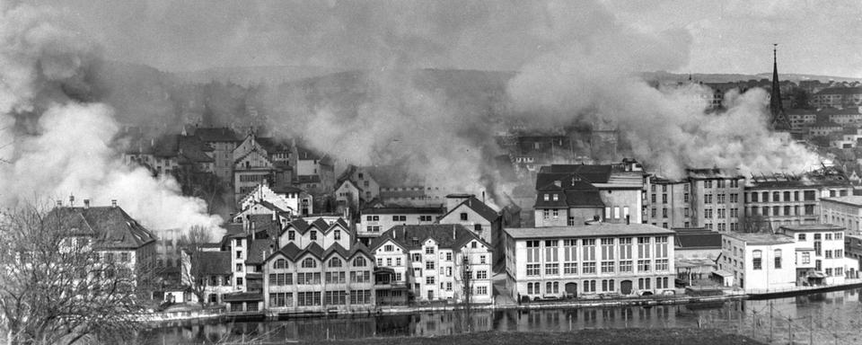 SUISSE DEUXIÈME GUERRE MONDIALE BOMBARDEMENT DE SCHAFFHAUSEN 1944. [Keystone - ©PHOTOPRESS ARCHIVE / Walter Scheiwiller / Milou Steiner / Eugen Suter]