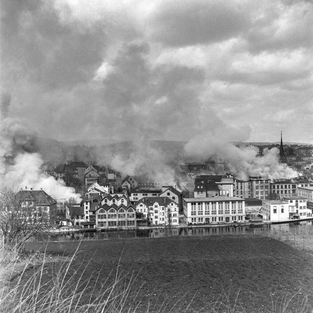 SUISSE DEUXIÈME GUERRE MONDIALE BOMBARDEMENT DE SCHAFFHAUSEN 1944. [Keystone - ©PHOTOPRESS ARCHIVE / Walter Scheiwiller / Milou Steiner / Eugen Suter]