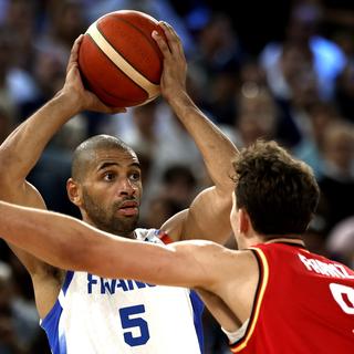 Nicolas Batum et Franz Wagner lors de la demi-finale France-Allemagne lors du tournoi de Basketball au JO 2024. [EPA/Keystone - Yoan Valat]