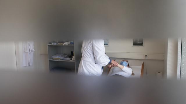 Un médecin prend en charge une malade atteinte d'un Covid long, à Lugano, au Tessin, en mai 2021. Image prétexte. [KEYSTONE - ALESSANDRO CRINARI]