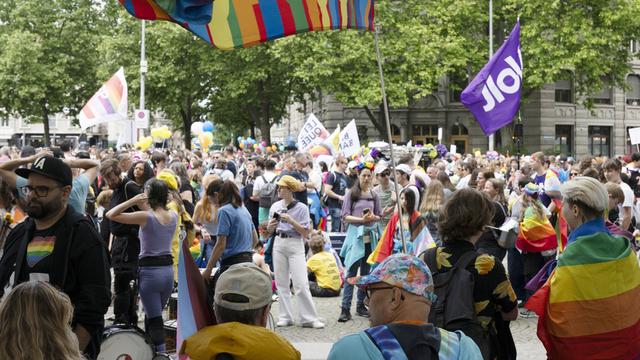 Des dizaines de milliers de personnes se sont rassemblées à Zurich pour défiler pour la Pride samedi 15 juin 2024. [Keystone - Christian Beutler]