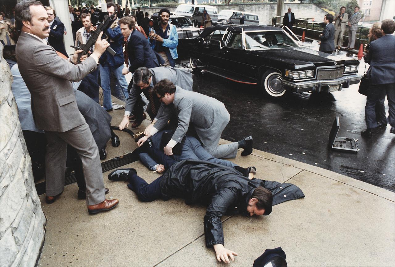 Photo prise juste après la tentative d'assassinat de Ronald Reagan à la sortie de l'hôtel Hilton à Washington en 1981. [Wikimedia Commons - National Archives and Records Administration]