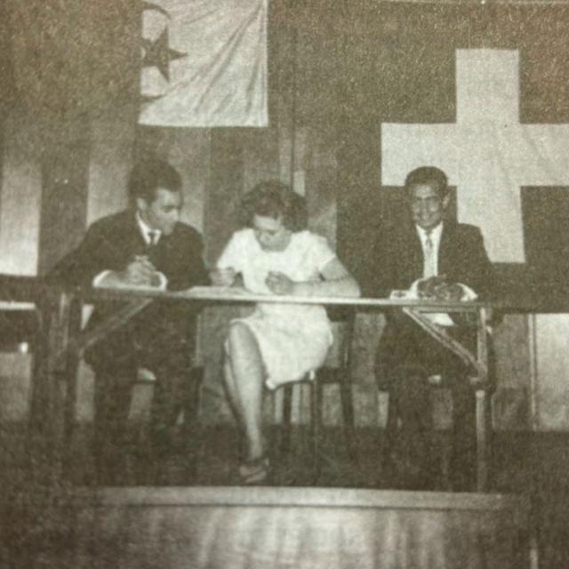 Célébration de la Fête d’indépendance, le 5 juillet 1962 à Genève avec de g. à d. Tayeb Belloula, Amina Boumendjel, deux représentants des étudiants algériens de Suisse et Abdelmadjid Sana [DR - Collection privée Abdelmadjid Sana]