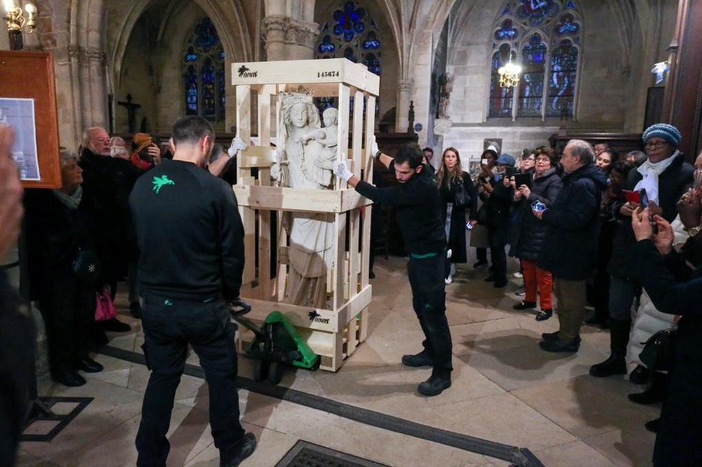 La Vierge à l'enfant replacée dans la cathédrale le 15 novembre 2024 après son nettoyage. [NurPhoto via AFP - MICHEL STOUPAK]