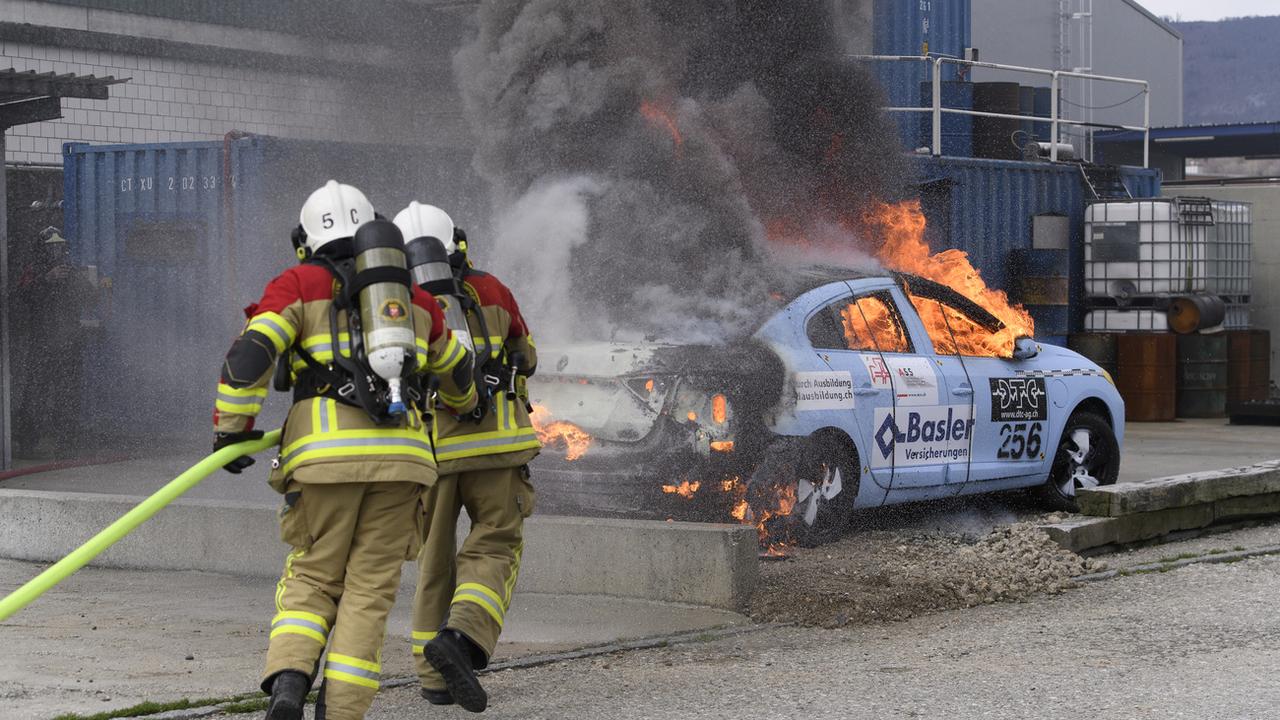 Les pompiers biennois s'exercent à éteindre un incendie de voiture électrique [Keystone - Anthony Anex]