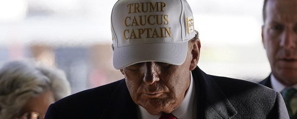 L'ex-président réactionnaire Donald Trump serait crédité de près de 50% du vote des électeurs républicains dans l'État de l'Iowa, lieu du début des primaires présidentielles. [Keystone/AP Photo - Andrew Harnik]