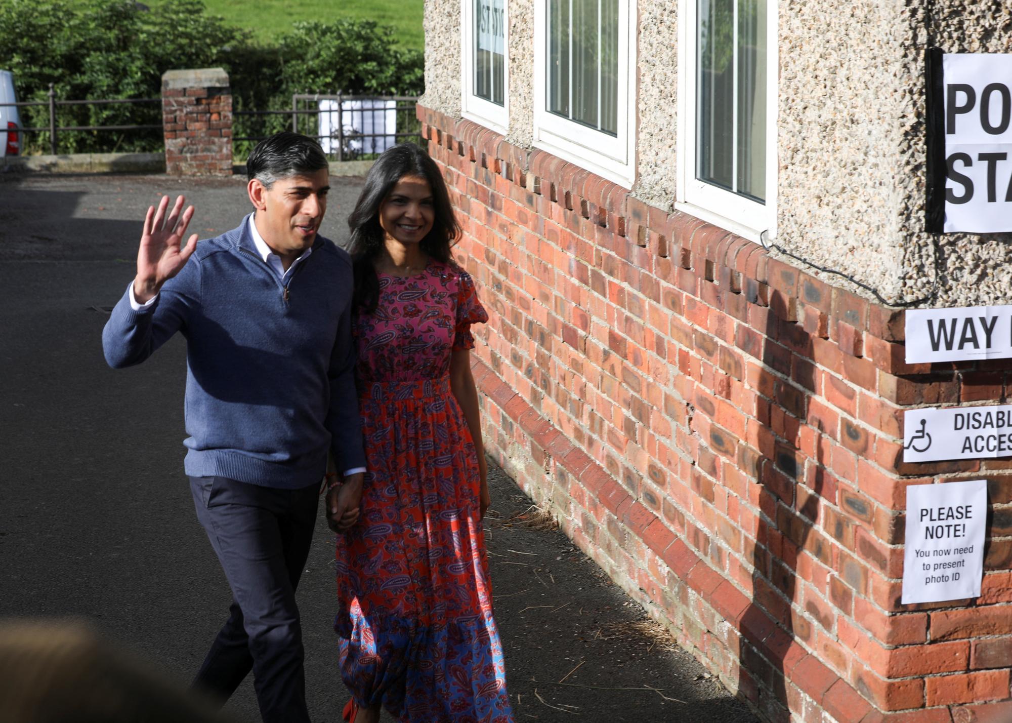 Le Premier ministre Rishi Sunak, accompagné de son épouse Akshata Murty, à l'extérieur du bureau de vote de Northallerton, dans le Yorkshire du Nord. [REUTERS - Temilade Adelaja]