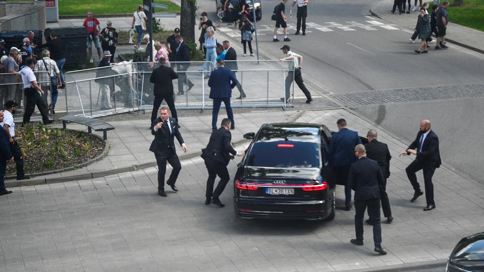Le Premier ministre slovaque évacué dans une voiture officielle après avoir été la cible de tirs. [REUTERS - Radovan Stoklasa]
