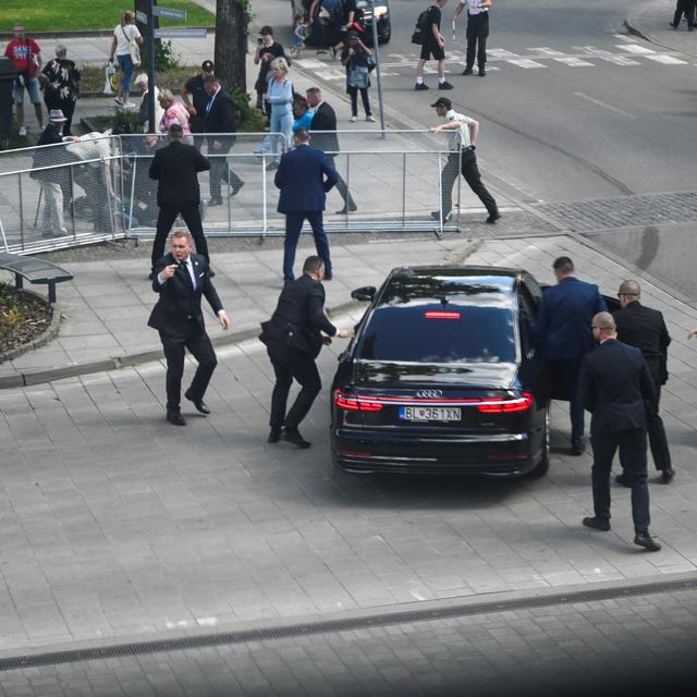 Le Premier ministre slovaque évacué dans une voiture officielle après avoir été la cible de tirs. [REUTERS - Radovan Stoklasa]