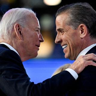 Le président américain Joe Biden salue son fils Hunter Biden à la Convention nationale démocrate (DNC) à Chicago, Illinois, le 19 août 2024. [reuters - Craig Hudson]