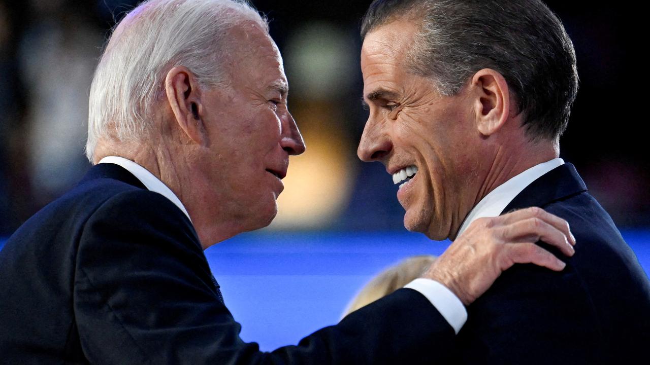 Le président américain Joe Biden salue son fils Hunter Biden à la Convention nationale démocrate (DNC) à Chicago, Illinois, le 19 août 2024. [reuters - Craig Hudson]