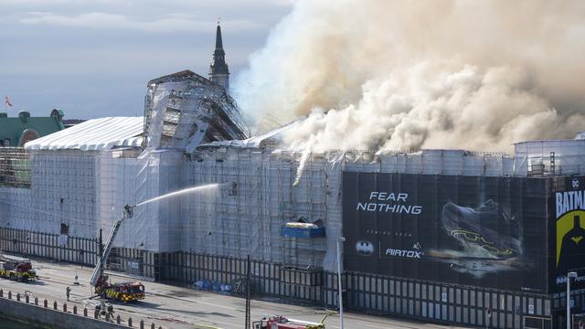 Incendie spectaculaire en cours à la vieille Bourse de Copenhague. [Keystone - EMIL HELMS]