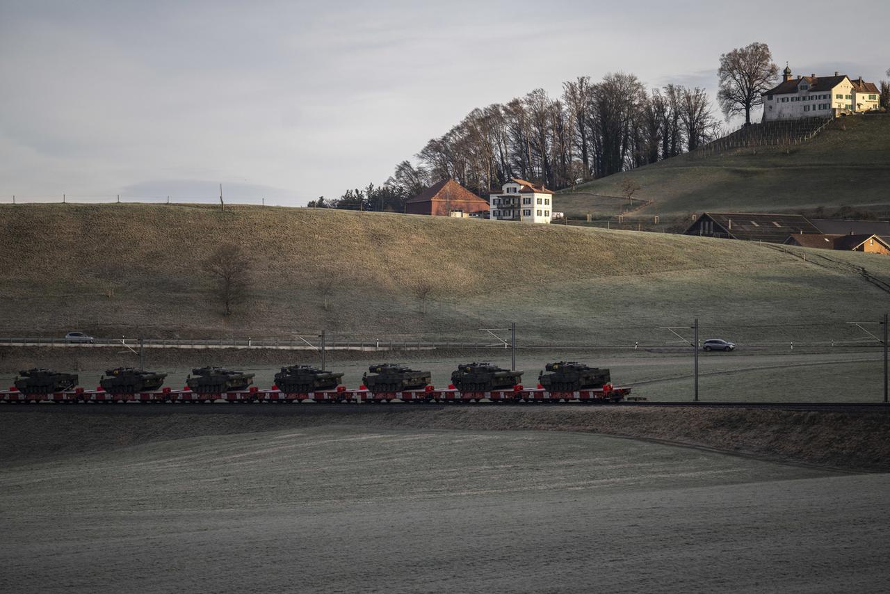 Les deux premiers convois de chars doivent passer par le rail, le dernier par la route. [Keystone - Gian Ehrenzeller]