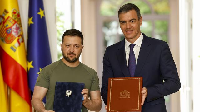 Le président ukrainien Volodymyr Zelensky avec le Premier ministre espagnol Pedro Sanchez. [Keystone - Chema Moya]