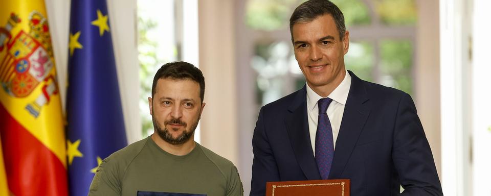 Le président ukrainien Volodymyr Zelensky avec le Premier ministre espagnol Pedro Sanchez. [Keystone - Chema Moya]